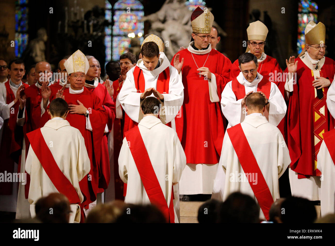 Prêtre ordinations à la Cathédrale Notre-Dame de Paris, Paris, France, Europe Banque D'Images