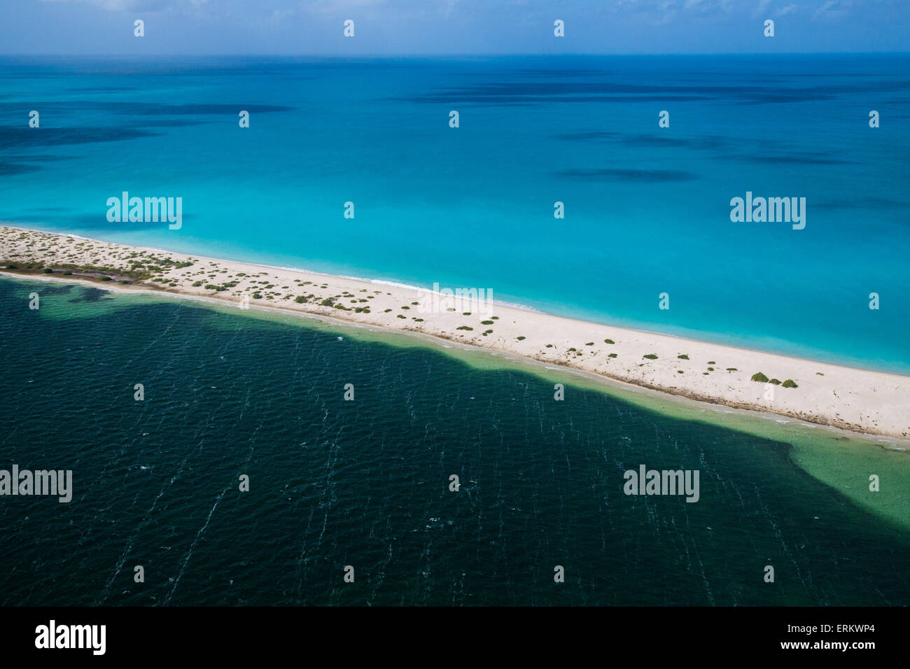 Vue aérienne de la couleur contraste de Barbuda, des tonalités changent en fonction de l'intensité et la différence de fond, Barbuda Banque D'Images