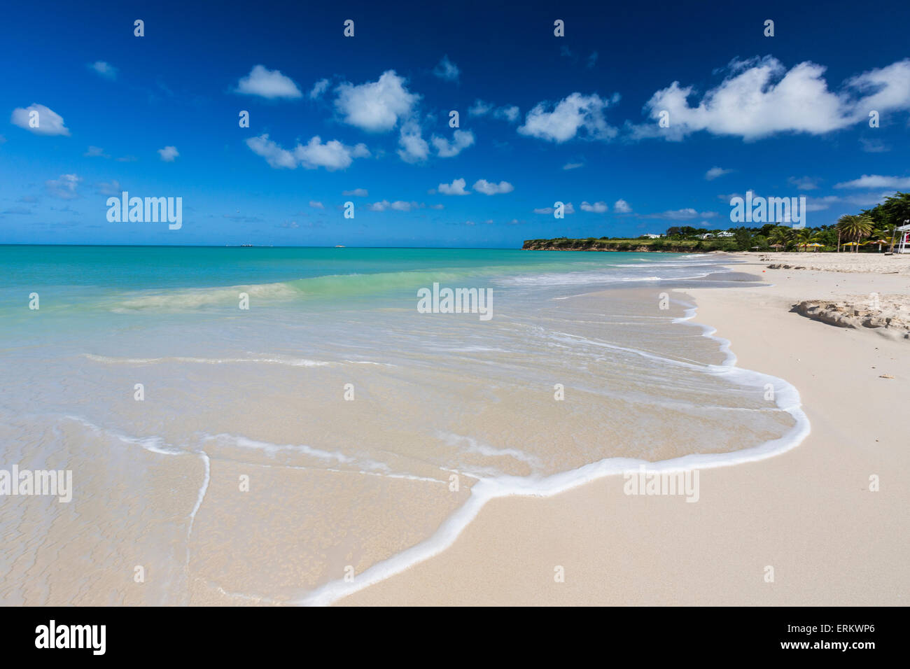 Les vagues de la mer des Caraïbes s'écraser sur la plage de sable blanc de Runaway Bay, au nord de la capitale Saint John's, Antigua Banque D'Images