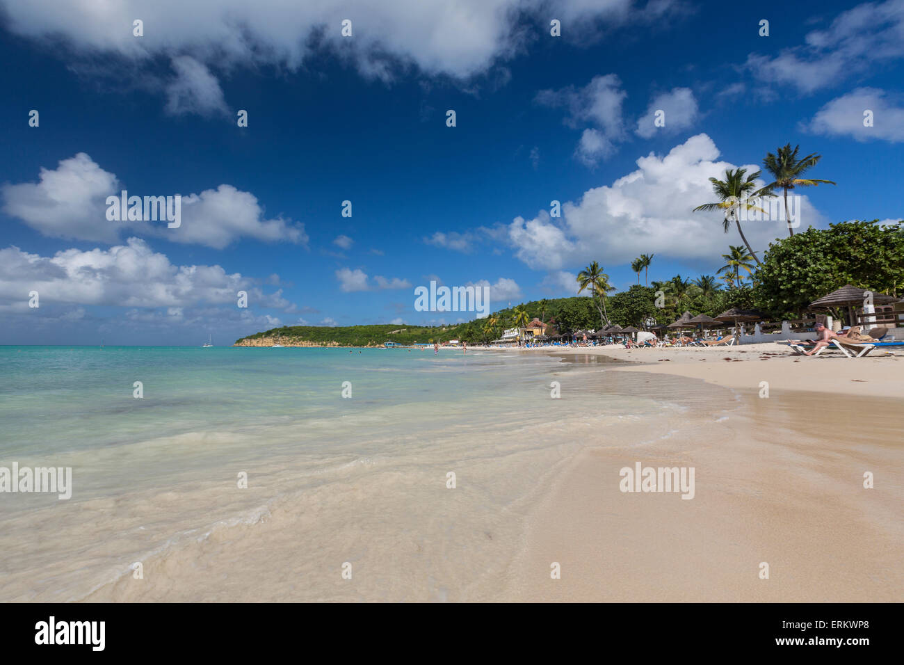 Dickinson Bay surplombant la mer des Caraïbes, Antigua, Iles sous le vent, Antilles, Caraïbes, Amérique Centrale Banque D'Images