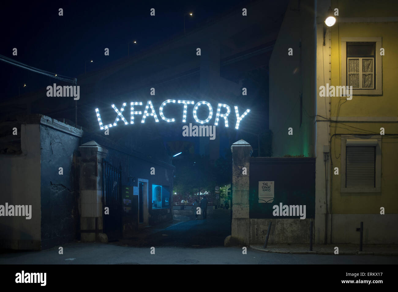 Entrée de la LX Factory arae de Lisbonne la nuit Banque D'Images