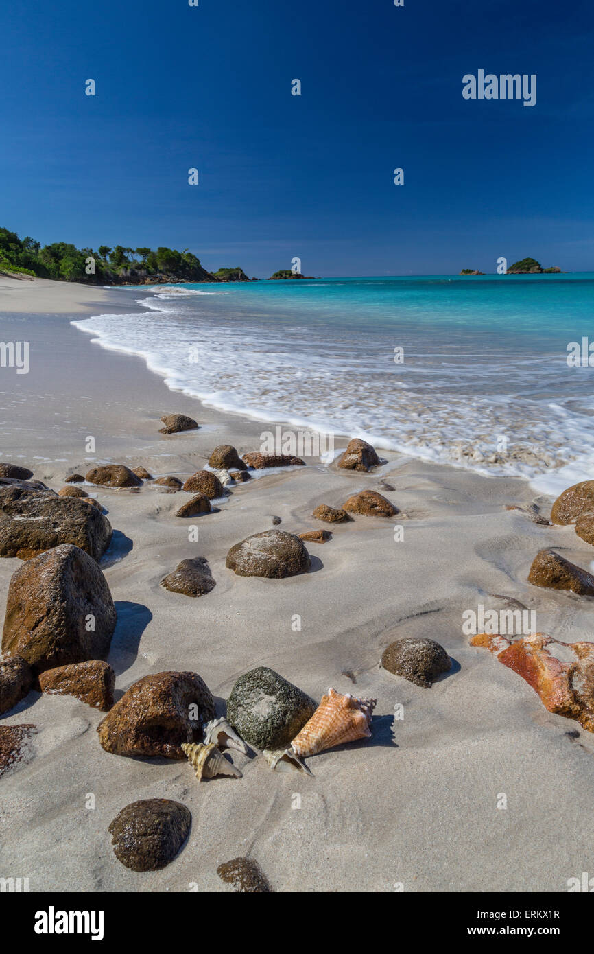 Les réservoirs et les roches se trouvent sur la plage de pot Hole Bay allumé le soleil tropical et baignée par la mer des Caraïbes, Antigua, Iles sous le vent Banque D'Images
