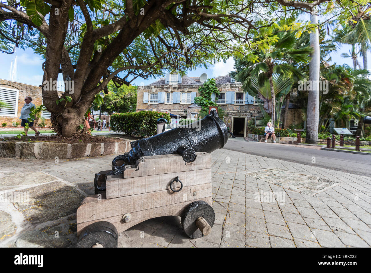 Petit cannon dans la cour en face de Fort James, construit par le roi d'Angleterre pour contrôler les Caraïbes, Saint John's, Antigua Banque D'Images