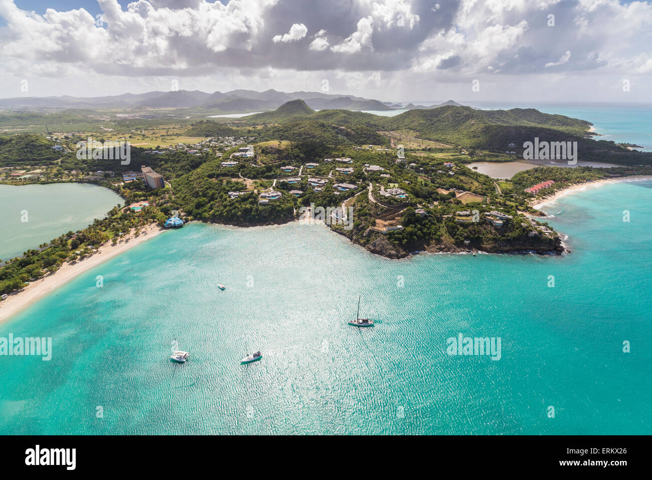 Vue aérienne de voiliers amarrés à quelques mètres de la côte d'Antigua, les îles sous le vent, Antilles, Caraïbes, Amérique Centrale Banque D'Images