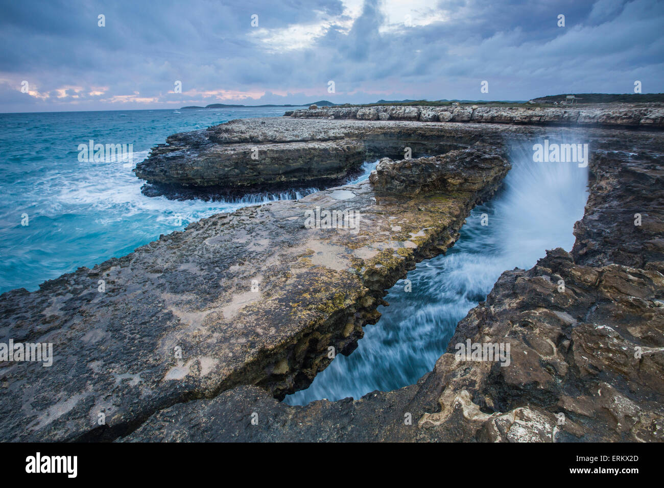 Devils Bridge géologique, une arche naturelle creusée par la mer à partir de calcaire dur et mou ledges, Antigua Banque D'Images
