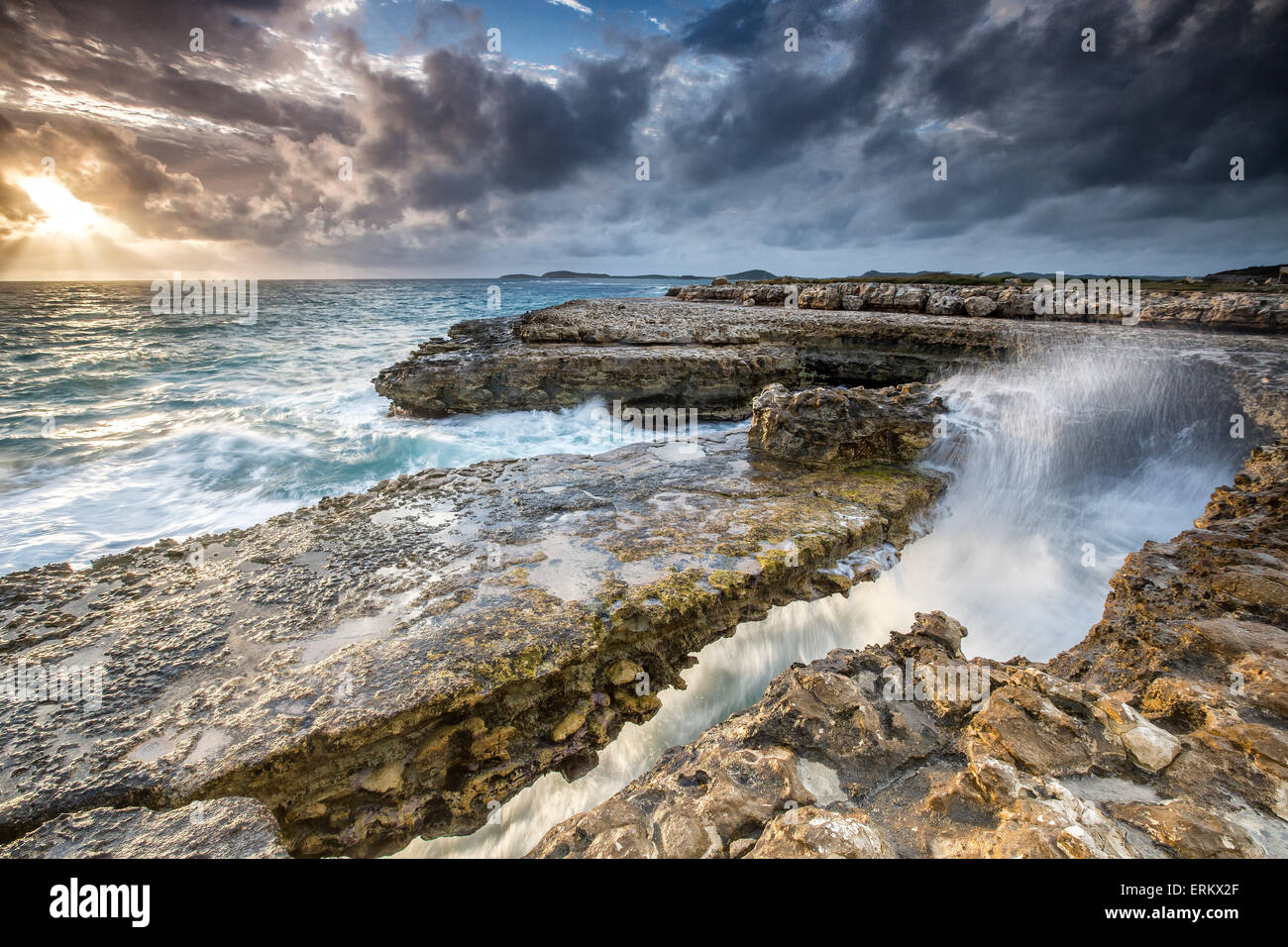 Les roches et le fracas des vagues à Devil's Bridge, une arche naturelle creusée par la mer, Antigua, Iles sous le vent, Antilles, Caraïbes Banque D'Images
