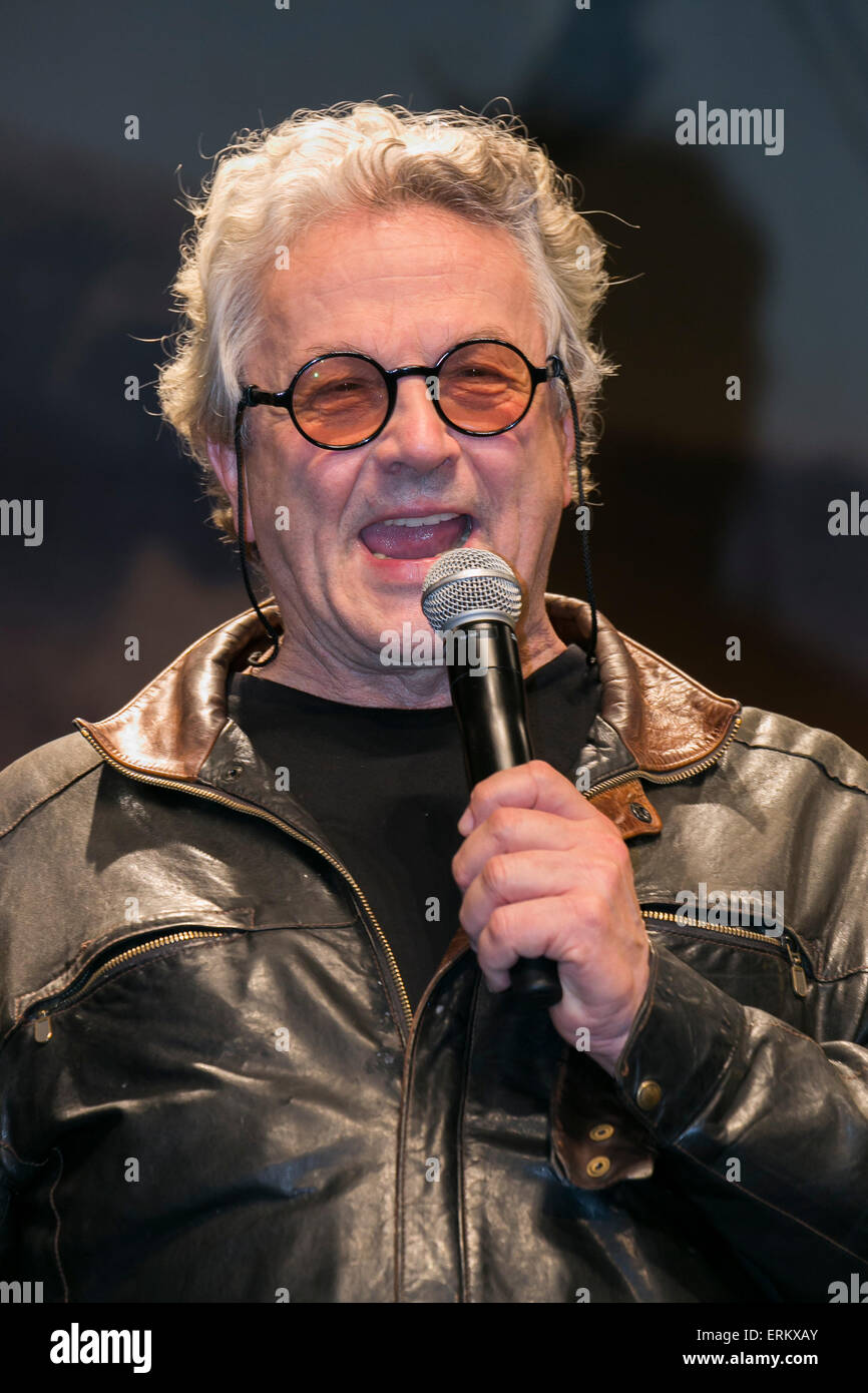 Australian Film réalisateur George Miller prend la parole lors du Japon première pour le film ''Mad Max : Fury Road'' dans le Tokyo Dome City Hall le 4 juin 2015. Le film d'action post-apocalyptique réalisé, produit et co-écrit par George Miller est le quatrième titre de la franchise Mad Max filmé après 30 ans depuis le dernier film Mad Max Beyond Thunderdome en 1985. L'acteur britannique Tom Hardy comme Mad Max Rockatansky a remplacé l'acteur Mel Gibson dans le rôle titre. Le film sortira le 20 juin au Japon. © Rodrigo Reyes Marin/AFLO/Alamy Live News Banque D'Images