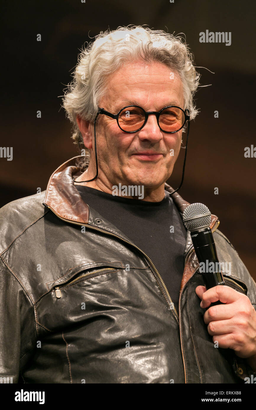 Australian Film réalisateur George Miller prend la parole lors du Japon première pour le film ''Mad Max : Fury Road'' dans le Tokyo Dome City Hall le 4 juin 2015. Le film d'action post-apocalyptique réalisé, produit et co-écrit par George Miller est le quatrième titre de la franchise Mad Max filmé après 30 ans depuis le dernier film Mad Max Beyond Thunderdome en 1985. L'acteur britannique Tom Hardy comme Mad Max Rockatansky a remplacé l'acteur Mel Gibson dans le rôle titre. Le film sortira le 20 juin au Japon. © Rodrigo Reyes Marin/AFLO/Alamy Live News Banque D'Images