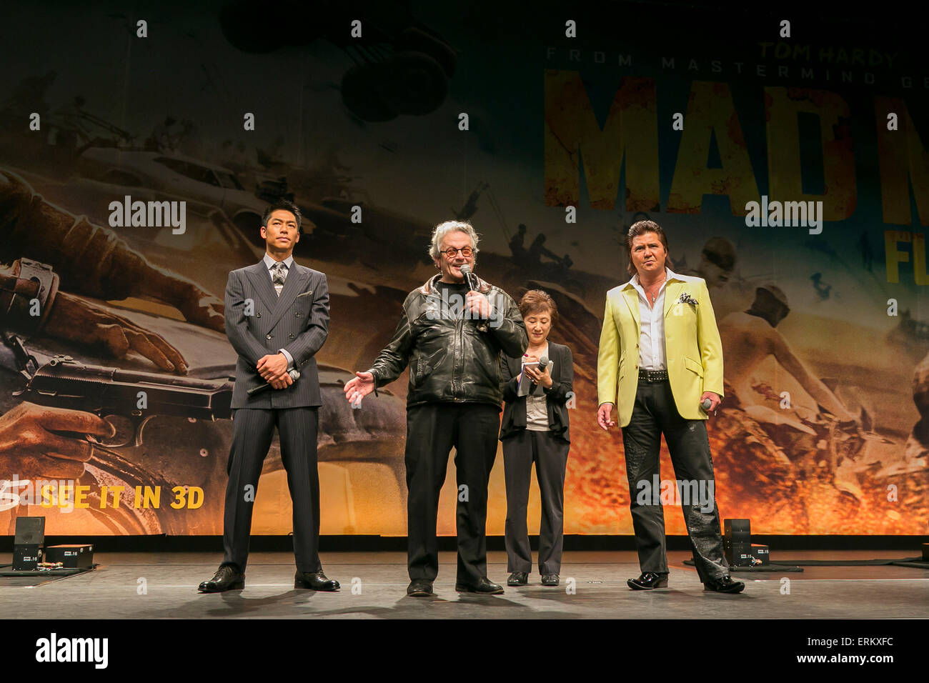 (L à R) Akira acteur et danseur de l'exil, le réalisateur australien George Miller et l'acteur Riki Takeuchi assister à la première mondiale au Japon pour le film ''Mad Max : Fury Road'' dans le Tokyo Dome City Hall le 4 juin 2015. Le film d'action post-apocalyptique réalisé, produit et co-écrit par George Miller est le quatrième titre de la franchise Mad Max filmé après 30 ans depuis le dernier film Mad Max Beyond Thunderdome en 1985. L'acteur britannique Tom Hardy comme Mad Max Rockatansky a remplacé l'acteur Mel Gibson dans le rôle titre. Le film sortira le 20 juin au Japon. (Photo de Rodrigo Reyes M Banque D'Images