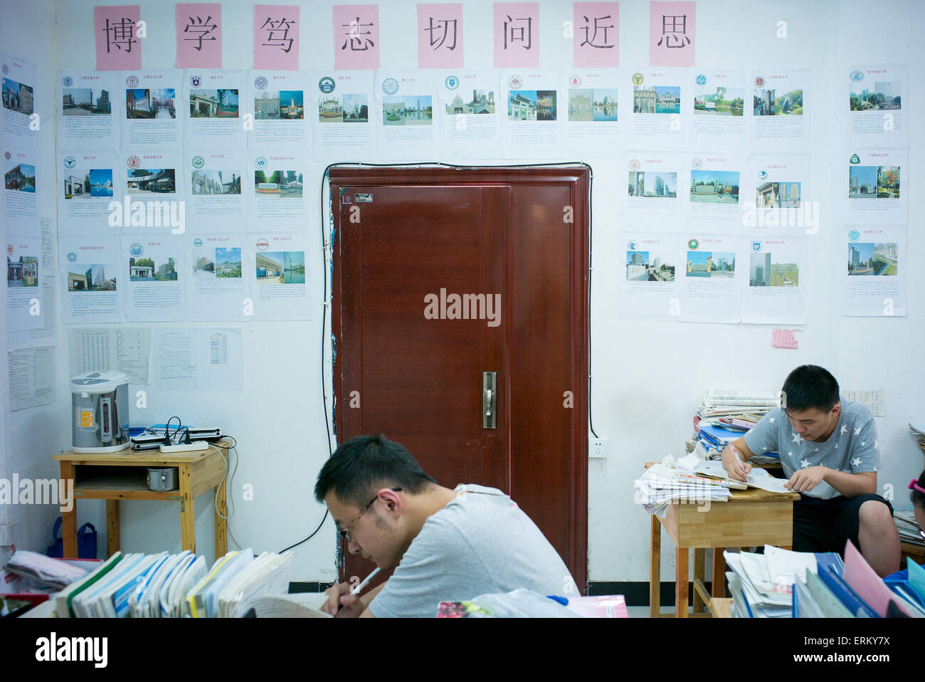 (150604) -- HEFEI, 4 juin 2015 (Xinhua) -- Les élèves étudient des livres à l'École Éducation Wanzhi, une école spéciale pour la deuxième fois une subvention à l'université, à Hefei, capitale de la Province d'Anhui en Chine orientale, le 20 mai 2015. Plus de 1 000 étudiants, qui vont prendre les examens d'entrée collège national pour la deuxième fois, ont été étudiées ici pour une année entière, de répéter le cycle de vie d'étude depuis tôt le matin jusqu'à nuit. Ces candidats à une seconde seulement prendre un jour de congé par mois. China's national college examen d'entrée va se tenir du 7 au 9 juin cette année. (Xinhua/Guo Chen) (wyo) Banque D'Images