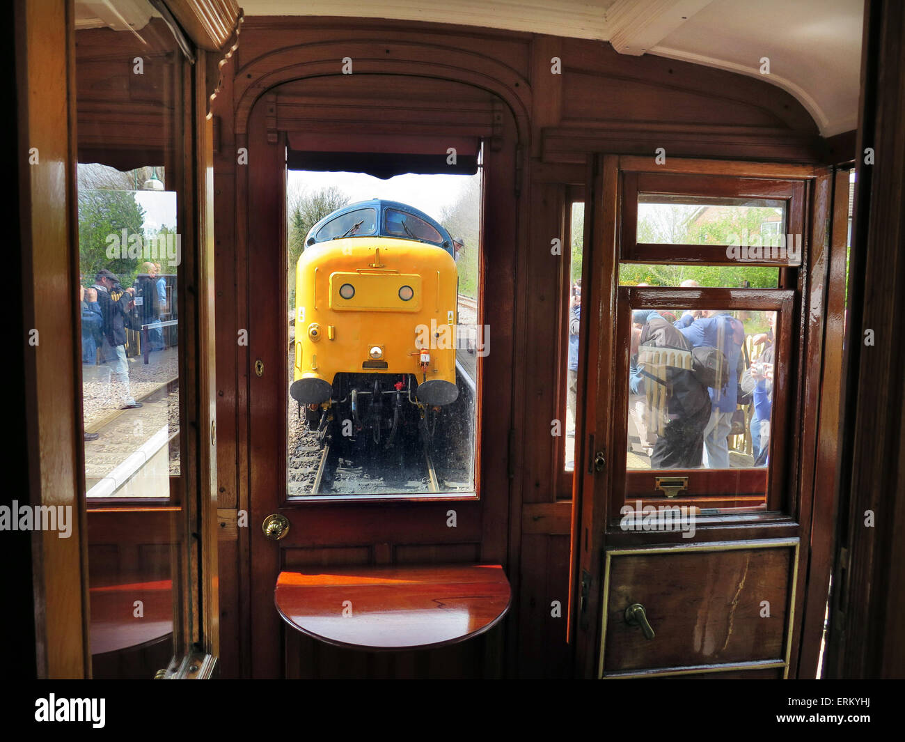 Conserves de Deltic D9019 diesel 'Royal Highland Fusiliers' dos sur un bâti 1898 Great Northern Administration salon à East Grinstead station sur la Bluebell Railway préservé dans le Sussex pour son voyage retour retour à Sheffield Park. Banque D'Images