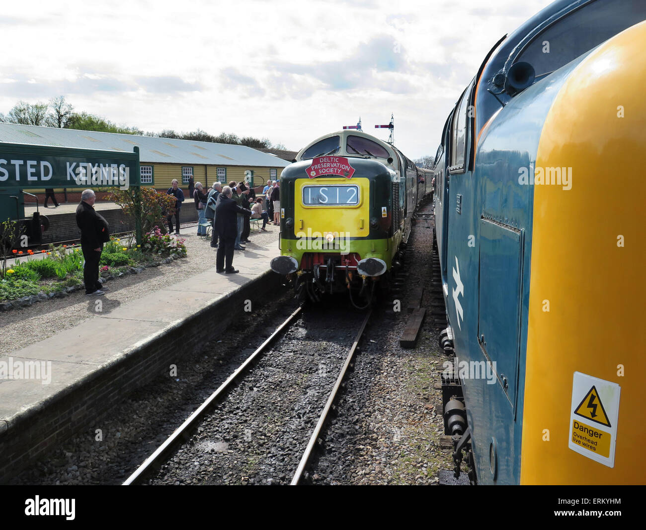 La station à porter sur la station de Horsted Keynes Bluebell Railway préservé dans le Sussex mains la ligne simple tablette pour l'équipage de visiter préservé Deltic locomotive diesel D9009 'Alycidon" alors qu'il passe par un autre conservé Deltic D9019 diesel 'Royal Highland Fusiliers' sur son voyage de Sheffield Park à East Grinstead. Banque D'Images