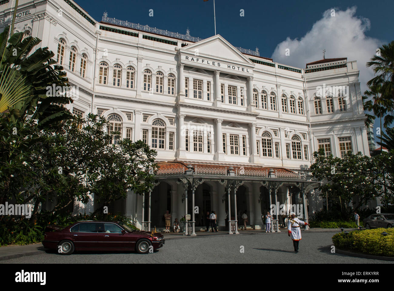 Cher voiture en face du Raffles Hotel, Singapore Banque D'Images