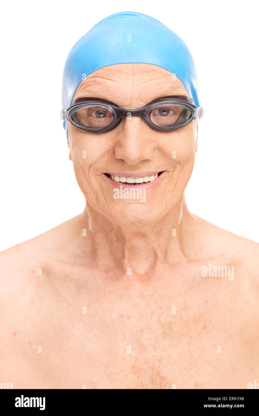 Gros plan sur un homme avec un bonnet de bain bleu et noir des lunettes de  natation isolé sur fond blanc Photo Stock - Alamy