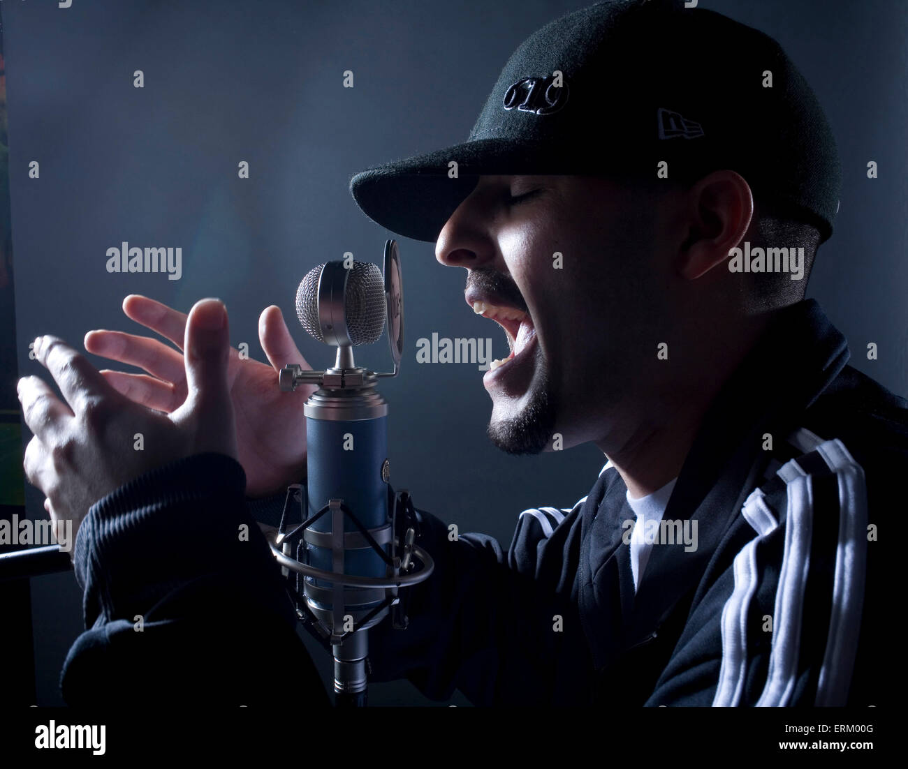 Un rappeur chante dans un micro, à Chula Vista, en Californie. Banque D'Images