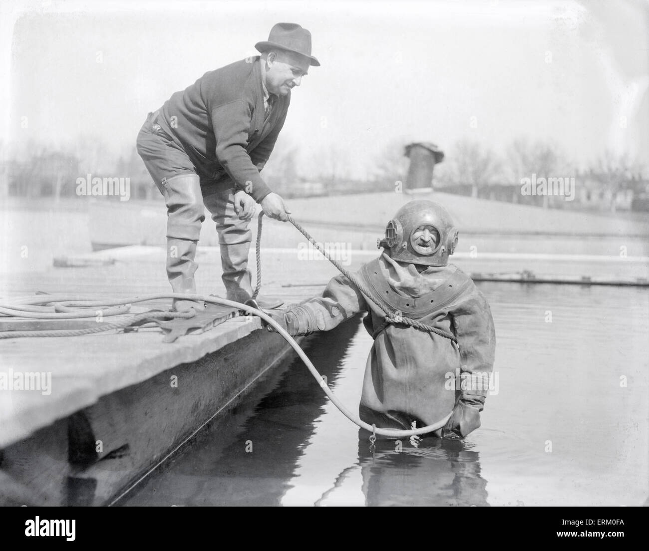 1929 Antique photographie, John Robinson plongeur plongée standard en robe à la Harvard's Newell Boat House sur la Charles River, Cambridge, Boston, Massachusetts, USA. Banque D'Images