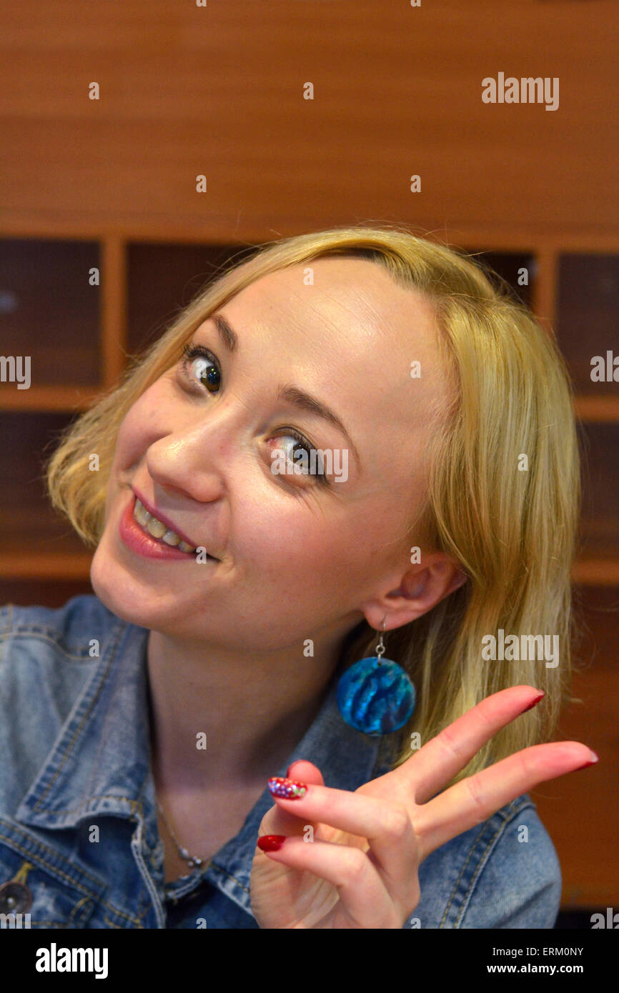 Woman giving "V" Banque D'Images