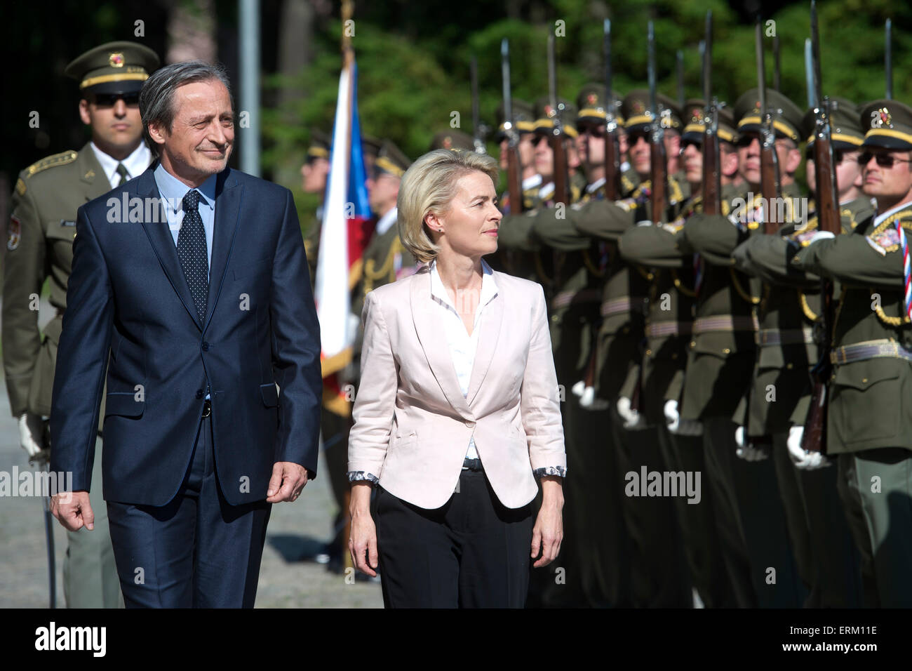 Prague, République tchèque. 4 juin, 2015. Le ministre de la défense tchèque, Martin Stropnicky, gauche, accueille son homologue allemand Ursula von der Leyen à Prague, en République tchèque, le mercredi 4 juin, 2015. © Michal Kamaryt/CTK Photo/Alamy Live News Banque D'Images