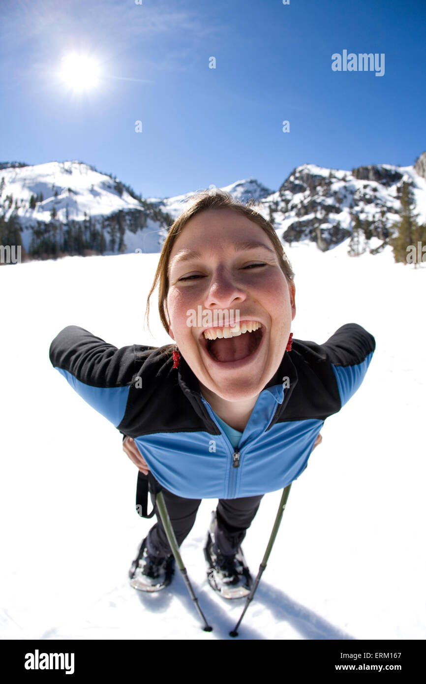 Jeune femme en raquettes à proximité du lac Tahoe, en Californie. Banque D'Images