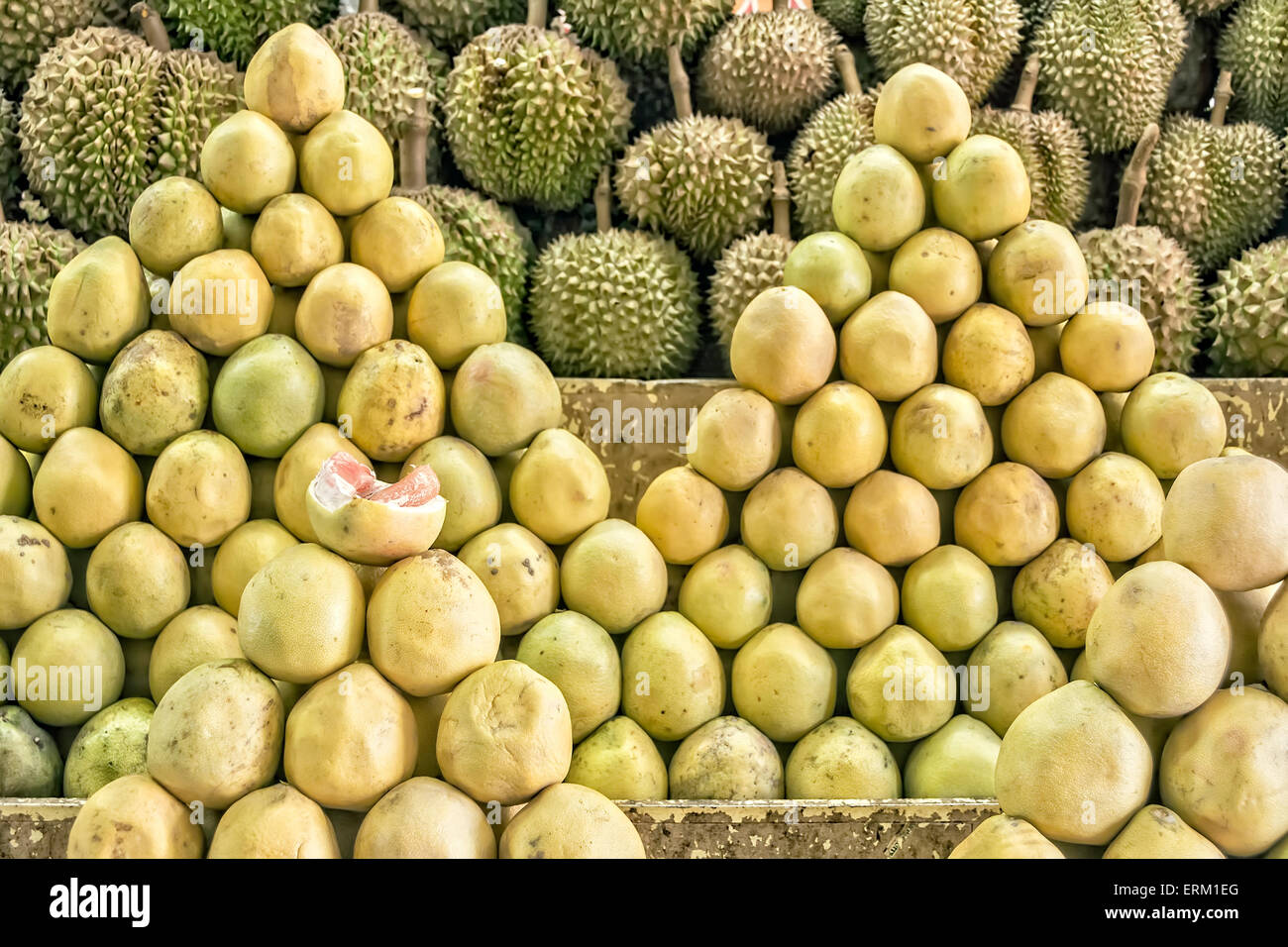 Pomelos mûrs et Philippines Durian à vendre dans un marché local Banque D'Images