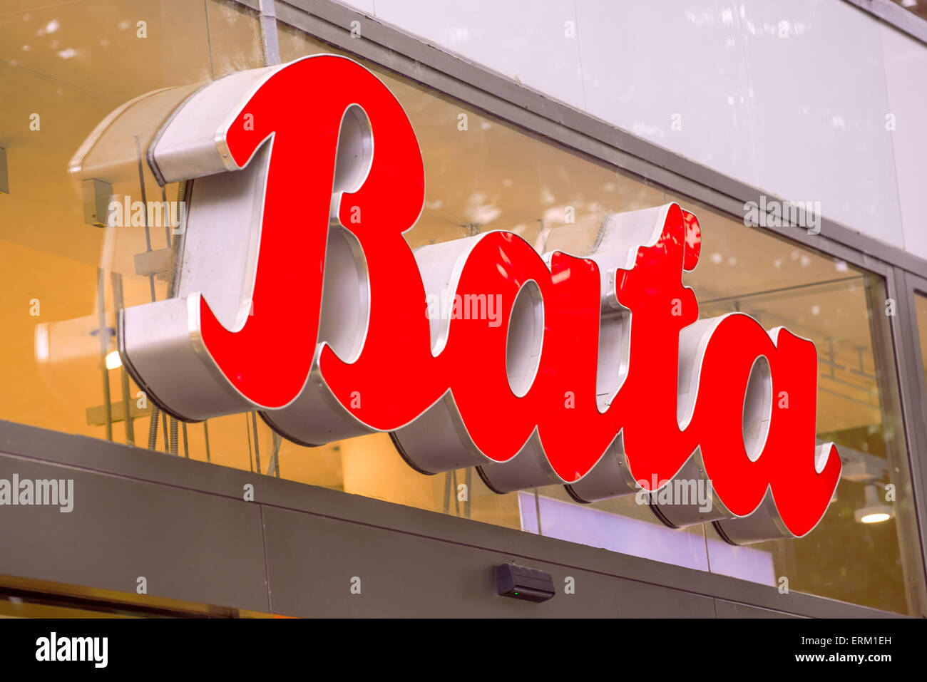 PRAGUE, RÉPUBLIQUE TCHÈQUE - 25 MAI 2015 : Bata Shoe Store Logo à Prague. Bata est présent dans plus de 70 pays dans le monde entier et a vo Banque D'Images