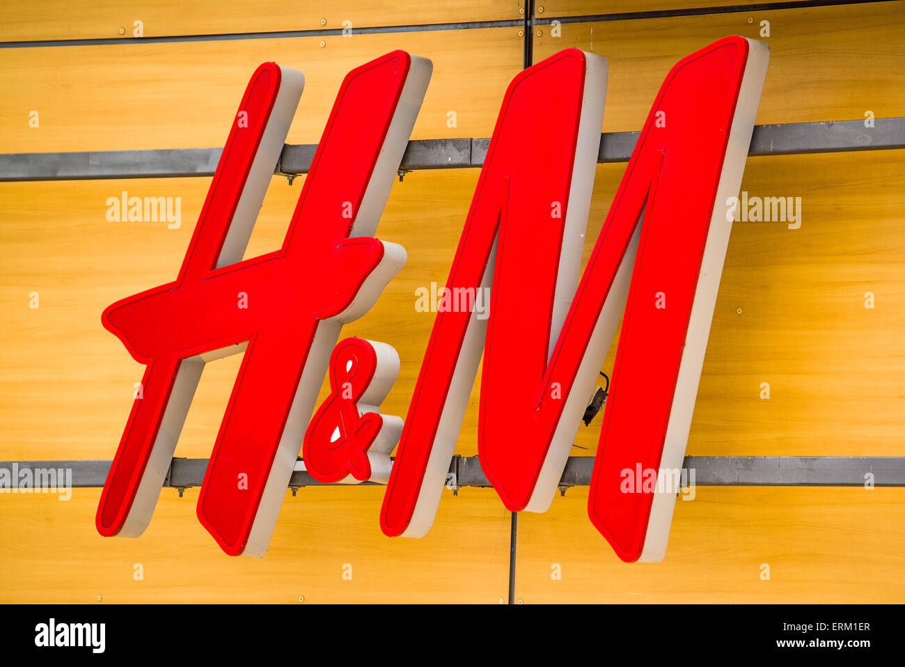 PRAGUE, RÉPUBLIQUE TCHÈQUE - 24 MAI 2015 : H et M, célèbre marque de vêtements  Vêtements logo suédois Photo Stock - Alamy