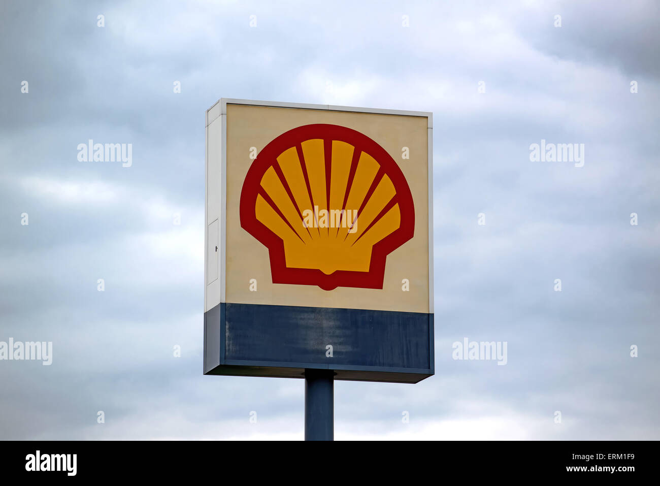 SZEGED, HONGRIE - le 27 mai 2015 : station de remplissage d'huile Shell signe et logo. C'est l'une des plus grandes sociétés pétrolières au monde. Banque D'Images