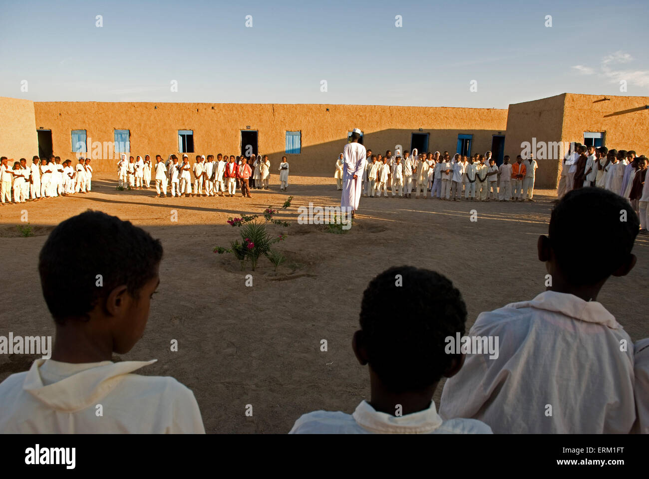 Rassembler les élèves de l'école une cour avant le début des cours au Soudan. Banque D'Images