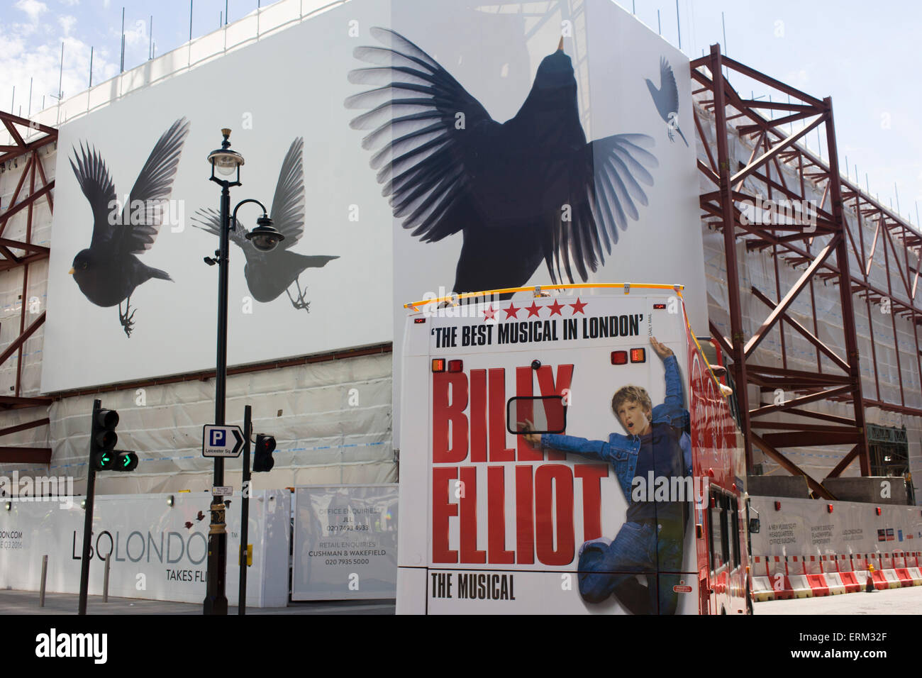 Un bus annonce pour la comédie musicale Billy Elliott passé une thésaurisation de la construction des unités d'oiseaux en vol géant répand des ailes. Banque D'Images