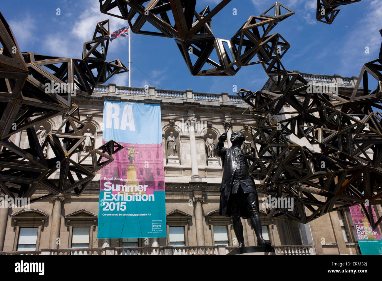 Statue de Sir Joshua Reynolds (1723-92) et les œuvres du sculpteur Conrad Shawcross pommelé intitulé La lumière du soleil, de l'auvent en acier soudé nuages dans le cour de l'Annenberg à l'extérieur de l'Académie Royale pour le Show de l'été 2015. Banque D'Images