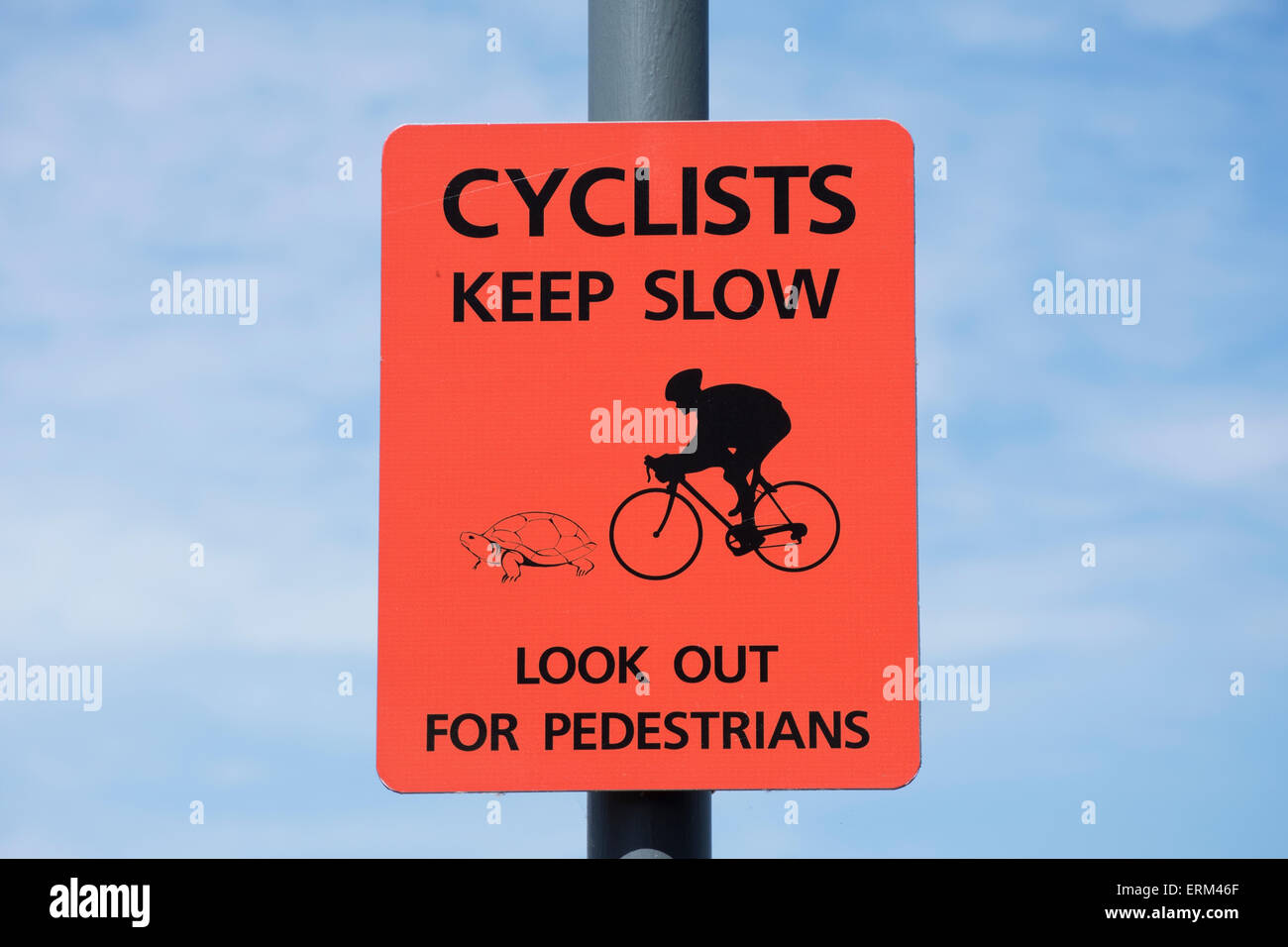 Garder les cyclistes lents avec les piétons, signe représenté comme une tortue, à parvenir à Battersea, Londres, Angleterre Banque D'Images