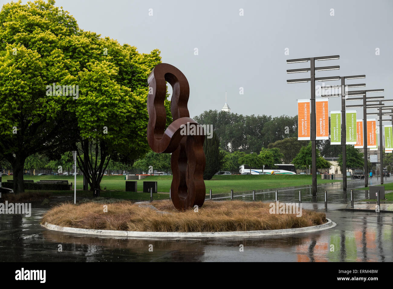 Colonne de retour, la sculpture par Greg Johns un jour de pluie à Palmerston North, en Nouvelle-Zélande. Banque D'Images