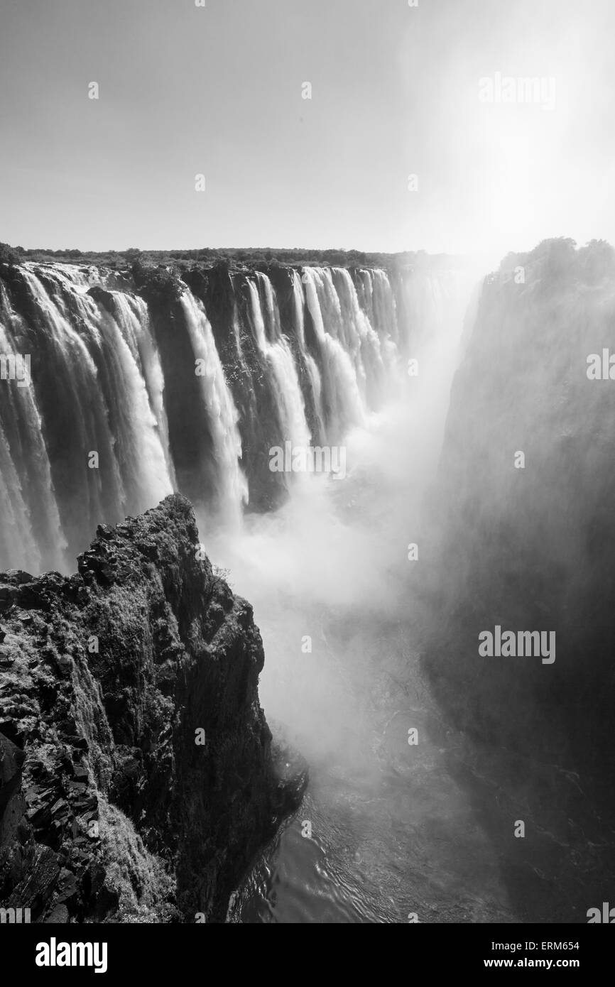 L'Afrique, Zimbabwe, Victoria Falls National Park, Zambèze comme il coule sur Victoria Falls Banque D'Images