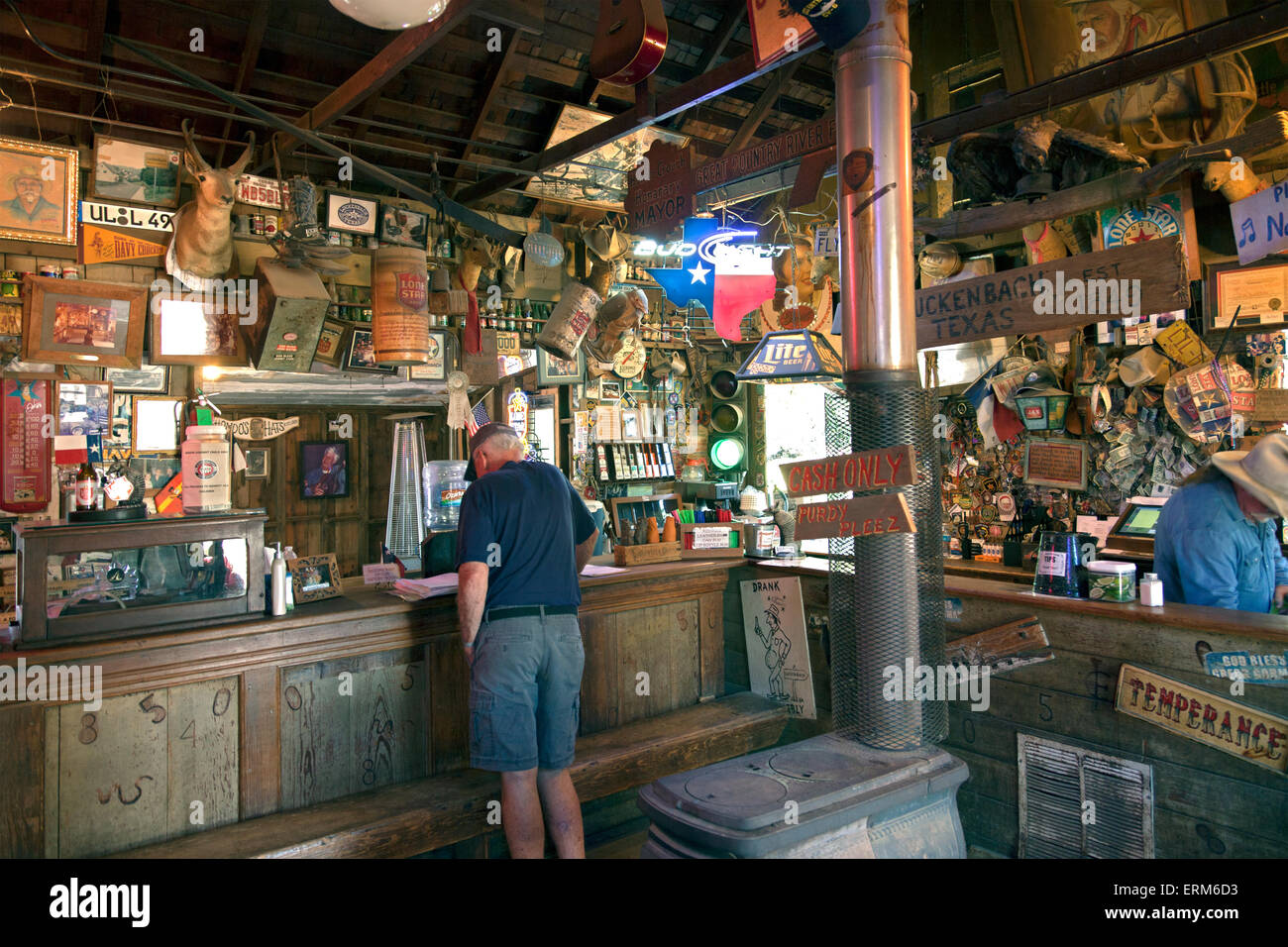 Construit en 1850, ce bâtiment de style frontière non peinte fait partie magasin général à l'avant, partie beer bar à l'arrière. Banque D'Images