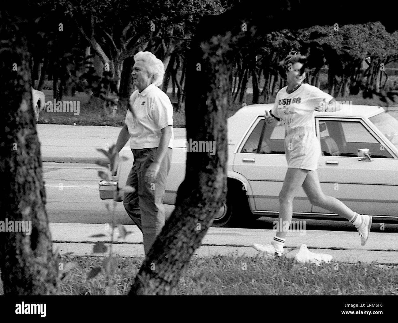 Chicago, Illinois 8-22-1988 Deuxième Dame Barbara Bush va marcher avec le service secret de détails, tandis que son mari Vice-président George H. W. Bush va faire du jogging avec une grande foule de supporters. Banque D'Images