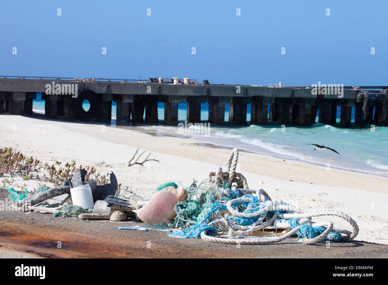 Débris marins en plastique, cordes et filets recueillis à partir de la plage pour le transport et l'élimination de l'extérieur de l'île. Banque D'Images