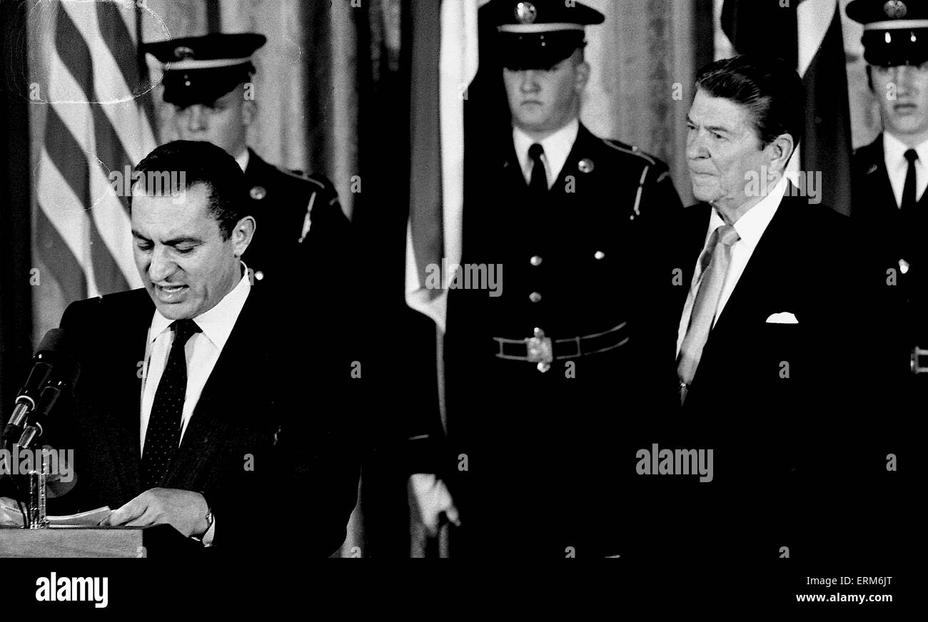 Washington, DC. 2-14-1984 Le président Ronald Reagan est à l'écoute le président égyptien Moubarak alors qu'il prononce une allocution à la foule recueillie des médias à l'est prix. Le président Reagan le Roi Hussein II de Jordanie et le président égyptien Hosni Moubarak dans l'East Room de la Maison Blanche. Credit : Mark Reintein Banque D'Images