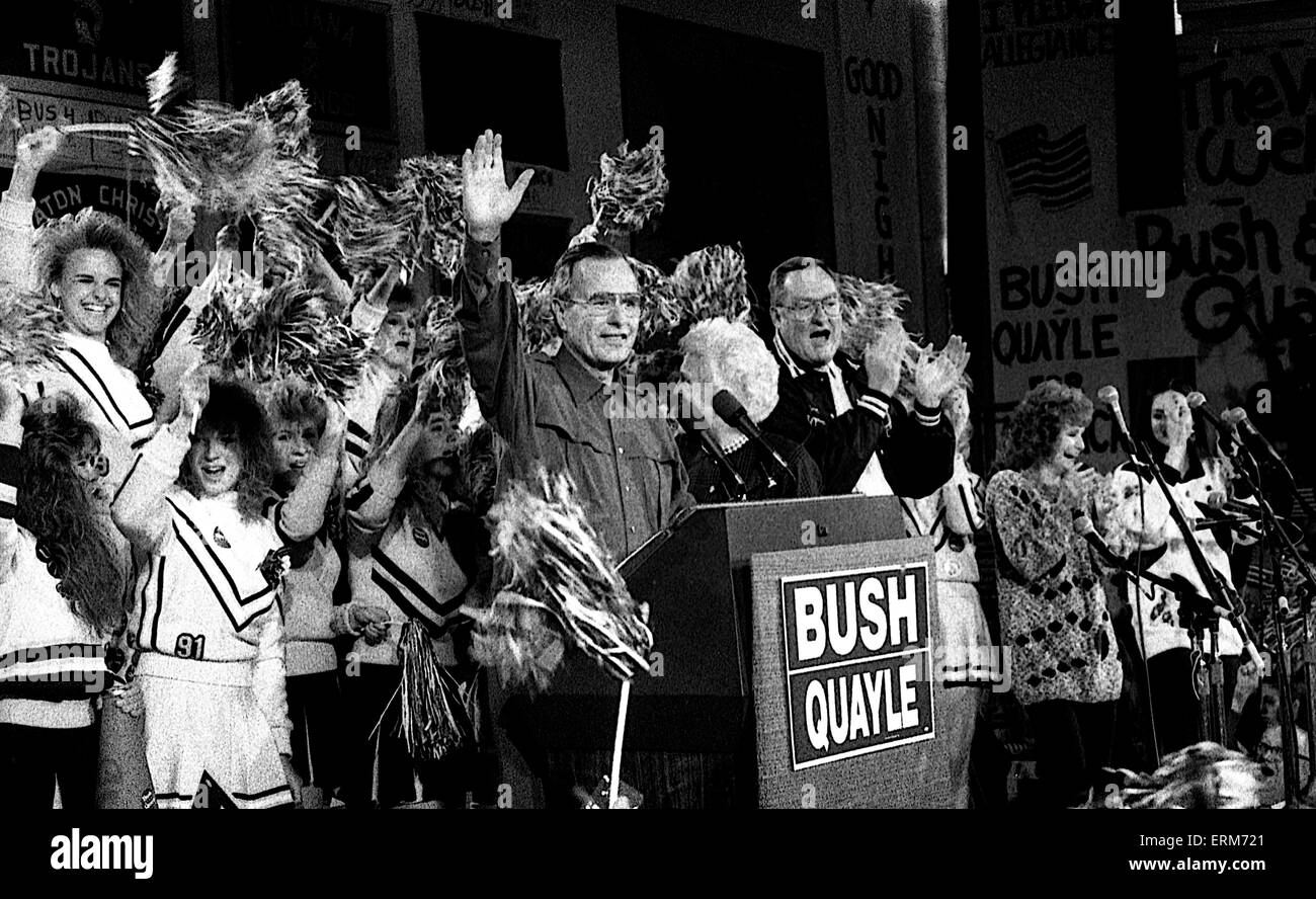 Chicago, Illinois, USA 28 octobre 1988 Vice-président George H. W. Rallye de la campagne Bush sur Chicago's côté nord 38e ward. Avec lui sont son épouse Barbara et Gouverneur de l'Illinois James Thompson. Credit : Mark Reinstein Banque D'Images