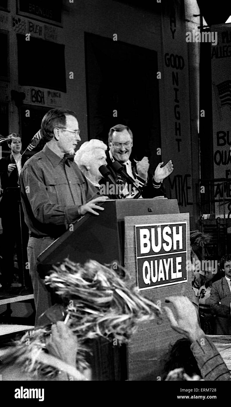 Chicago, Illinois, USA 28 octobre 1988 Vice-président George H. W. Rallye de la campagne Bush sur Chicago's côté nord 38e ward. Avec lui sont son épouse Barbara et Gouverneur de l'Illinois James Thompson. Credit : Mark Reinstein Banque D'Images