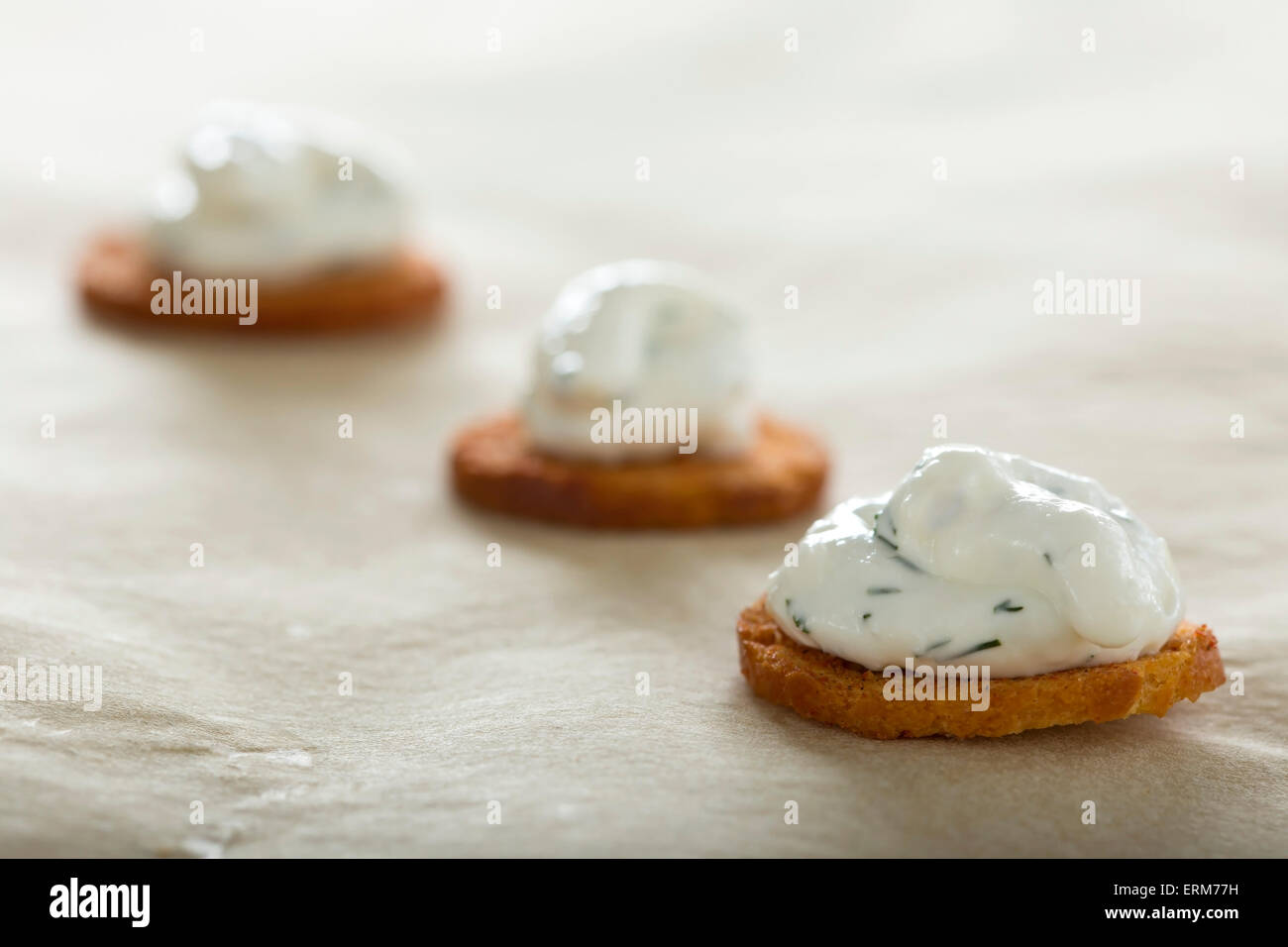Tartinade de fromage à la crème fraîche avec de l'aneth sur rouleaux au four Banque D'Images Tartinade de fromage à la crème fraîche avec de l'aneth sur rouleaux au four Banque D'Images