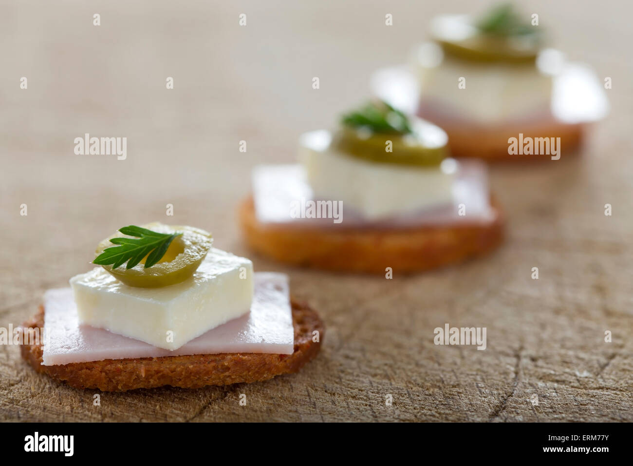 Rouleaux au four avec de la viande et fromage sur fond de bois Banque D'Images Rouleaux au four avec de la viande et fromage sur fond de bois Banque D'Images