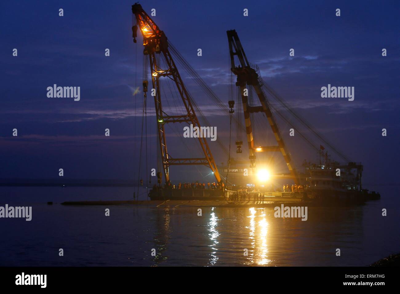 Jianli, Chine. 04 Juin, 2015. Le travail des sauveteurs sur le navire a coulé bas de 'Eastern Star' sur la rive de la rivière Yangtze dans la province de Hubei, du comté de Jianli, centre de la Chine, 4e juin 2015.Il y avait 456 à bord de l'Eastern Star lorsqu'il sombra dans le mauvais temps le 01 juin. 14 personnes ont été secourues en vie après le naufrage, selon l'agence de presse Xinhua. Credit : Panda Eye/Alamy Live News Banque D'Images