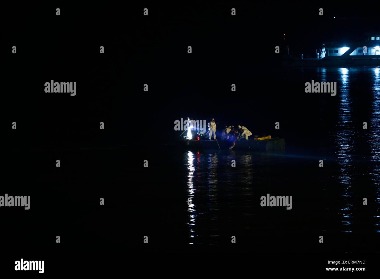 Jianli, Chine. 04 Juin, 2015. Les sauveteurs travaillent près du navire a coulé 'Eastern Star' sur la rive de la rivière Yangtze dans la province de Hubei, du comté de Jianli, centre de la Chine, 4e juin 2015.Il y avait 456 à bord de l'Eastern Star lorsqu'il sombra dans le mauvais temps le 01 juin. 14 personnes ont été secourues en vie après le naufrage, selon l'agence de presse Xinhua. Credit : Panda Eye/Alamy Live News Banque D'Images