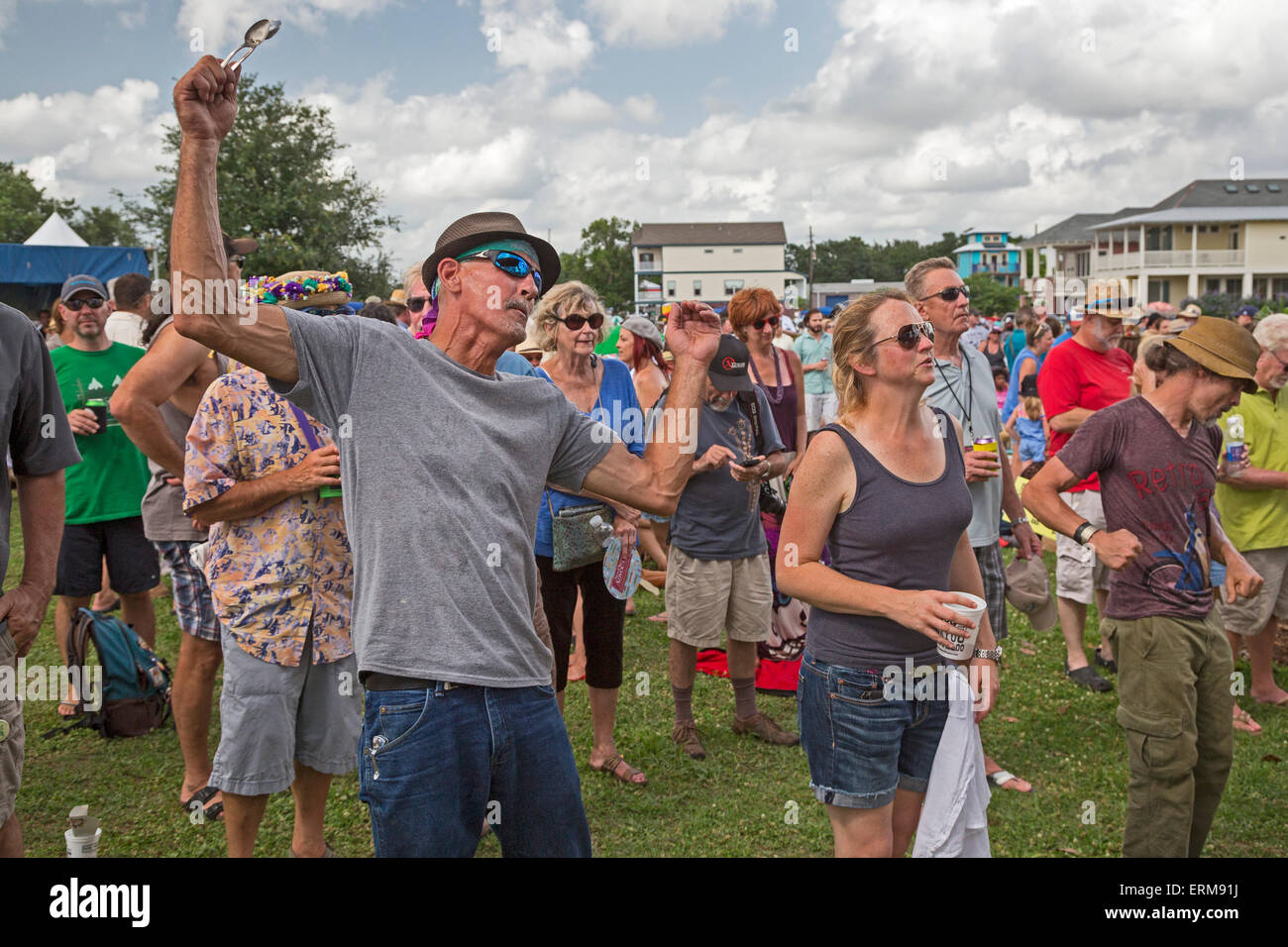 La Nouvelle Orléans, Louisiane - Les gens danser et écouter de la musique pendant le Mid-City Bayou Bougaloo. Banque D'Images