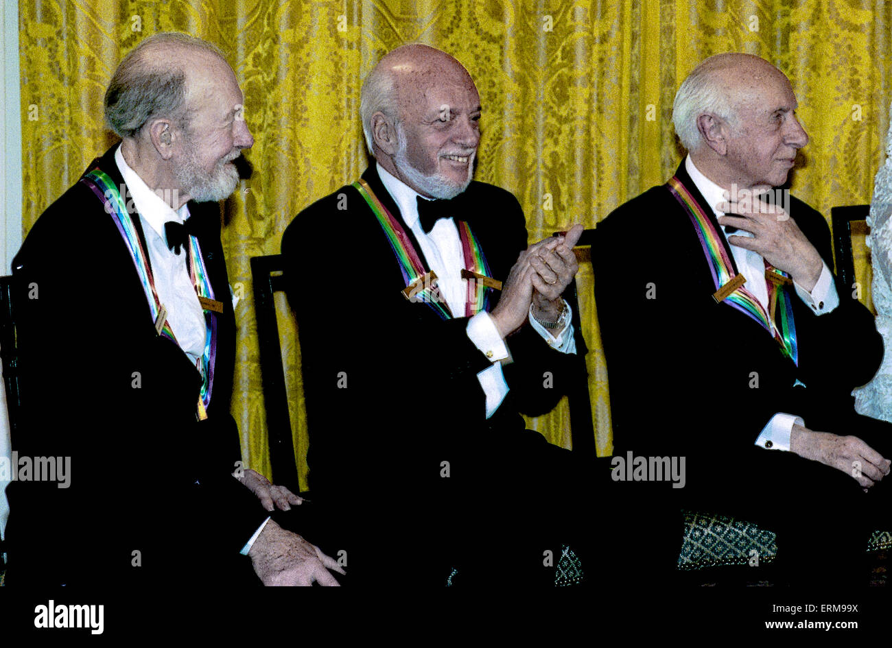 Washington, DC., USA 4e décembre 1994. Kennedy Center Honors réception à la Maison Blanche organisé par le président William Jefferson Clinton et la première dame Hillary Rodham Clinton. Pete Seeger, Harold Prince, Morton Gould, au Kennedy Center Honors réception dans l'East Room de la Maison Blanche. Credit : Mark Reinstein Banque D'Images