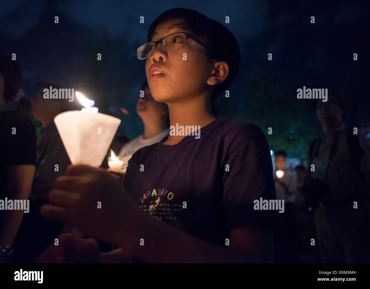 Hong Kong, Chine. 04 Juin, 2015. Les gens s'assoient ensemble comme ils commémorent la place Tiananmen 1989 incident au cours d'une veillée aux chandelles à Hong Kong le 4 juin 2015. Des dizaines de milliers de personnes ont pris part à l'événement pour commémorer le 26e anniversaire de la sanglante répression de la Place Tiananmen, la Chine tente d'oublier l'incident. Crédit : Antony Dickson/Alamy Live News Banque D'Images