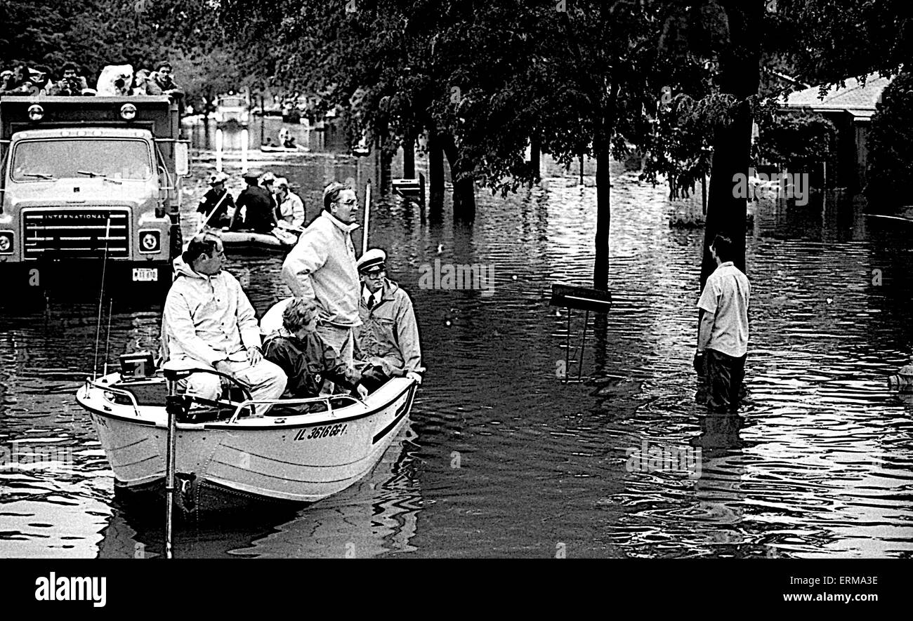 Mount Prospect, Illinois, USA 30 Septembre 1986 Le gouverneur de l'Illinois, James Thompson avec Mount Prospect Village Président Carolyn Krause sur une excursion en bateau de deux heures d'inondations ont ravagé Woodview Manor avant de déclarer une zone de catastrophe. Credit : Mark Reinstein Banque D'Images