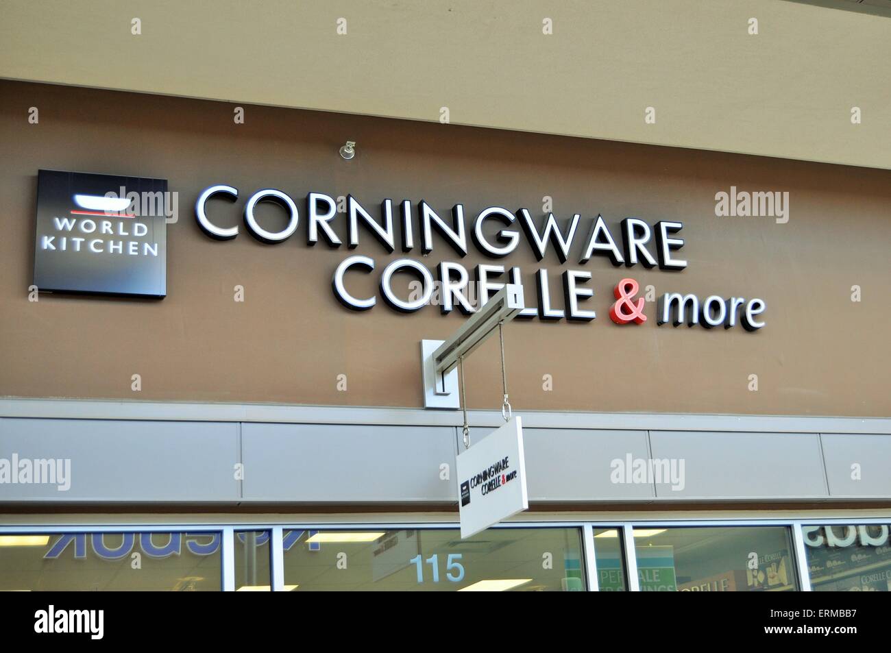 Corning ware store front Banque D'Images Corning ware store front Banque D'Images