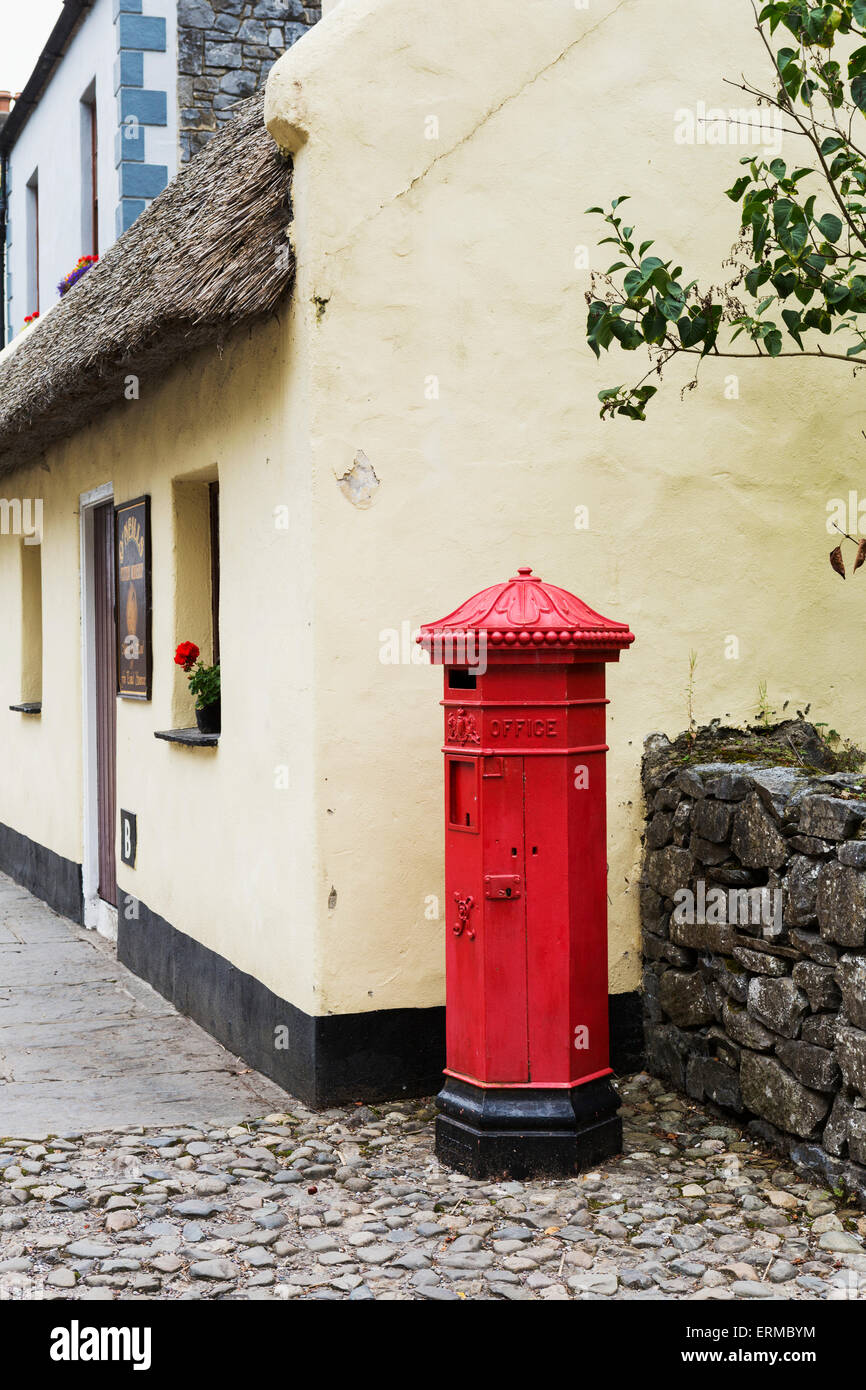 L'Irlande, le comté de Clare, Bunratty,Post Box Banque D'Images