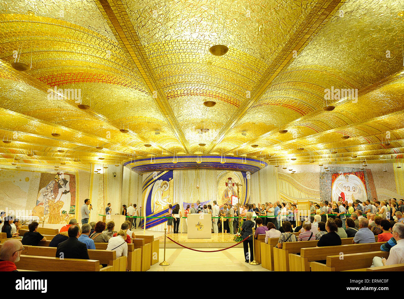 Pouilles San Giovanni Rotondo le sanctuaire de S. Pie'église basse et le tombeau de Padre Pio Banque D'Images